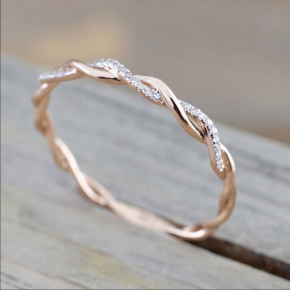 Jewelry - Round Cut Twisted Vine Yellow Gold Ring - Size 7